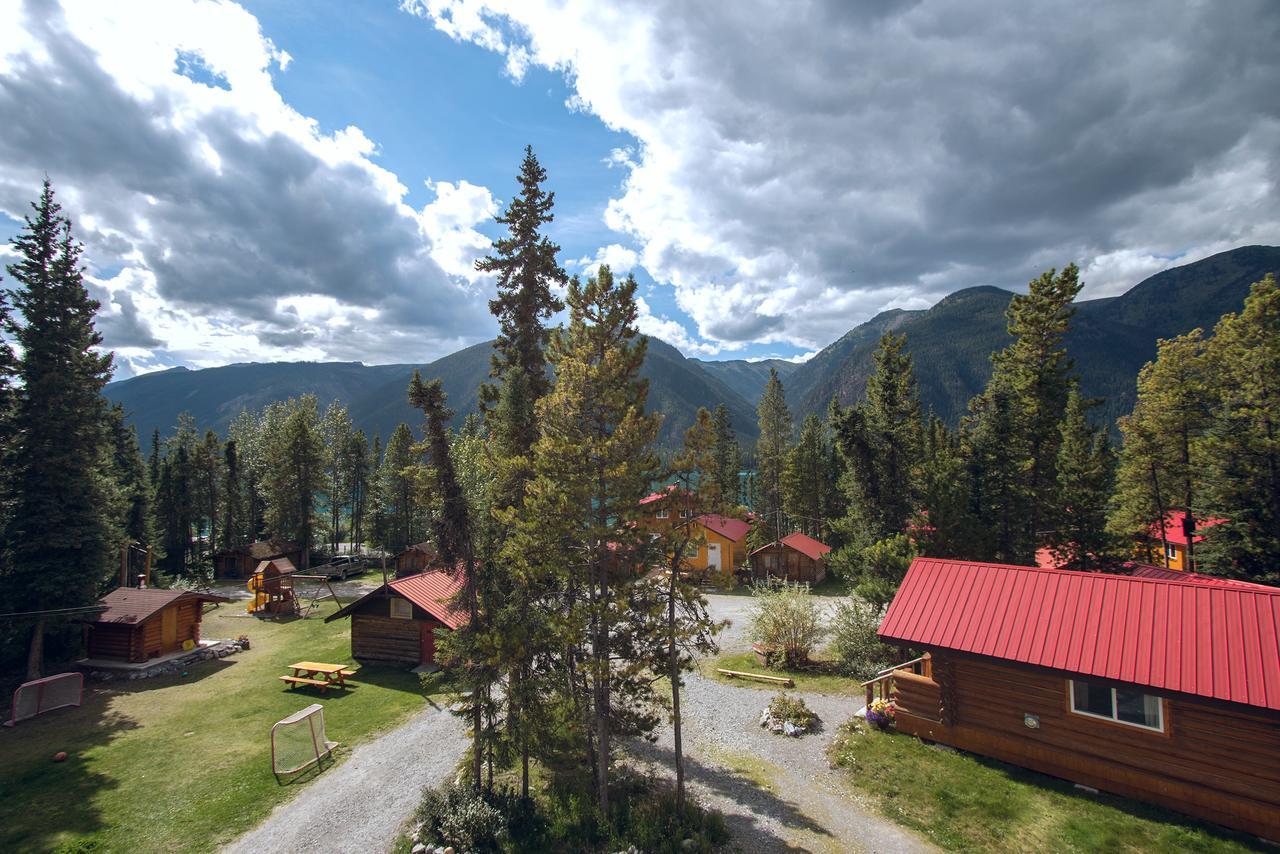 Northern Rockies Lodge Muncho Lake Exterior photo