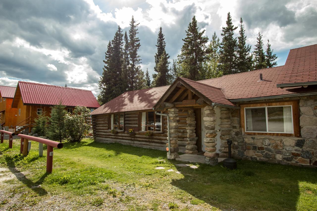 Northern Rockies Lodge Muncho Lake Exterior photo