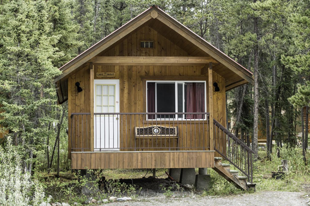 Northern Rockies Lodge Muncho Lake Exterior photo