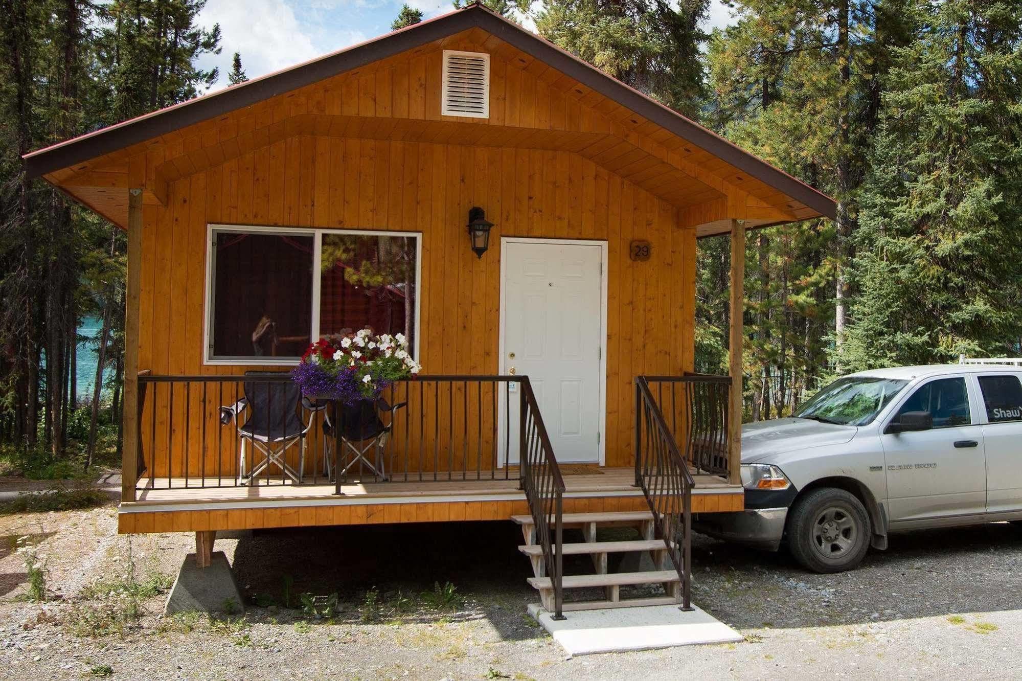 Northern Rockies Lodge Muncho Lake Exterior photo